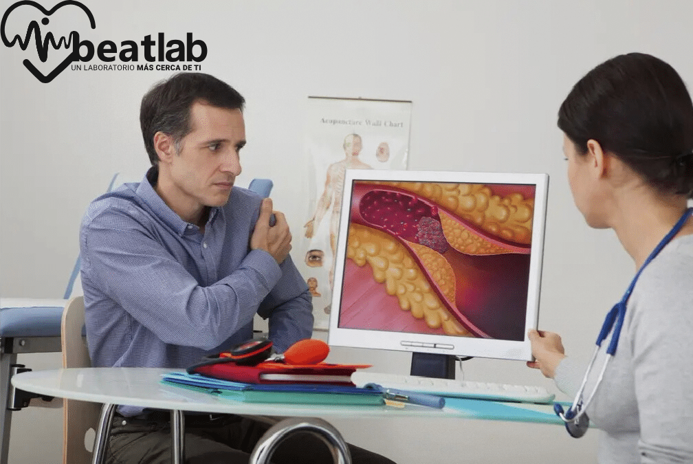 Persona en laboratorio médico realizando examen de colesterol para control cardiovascular.