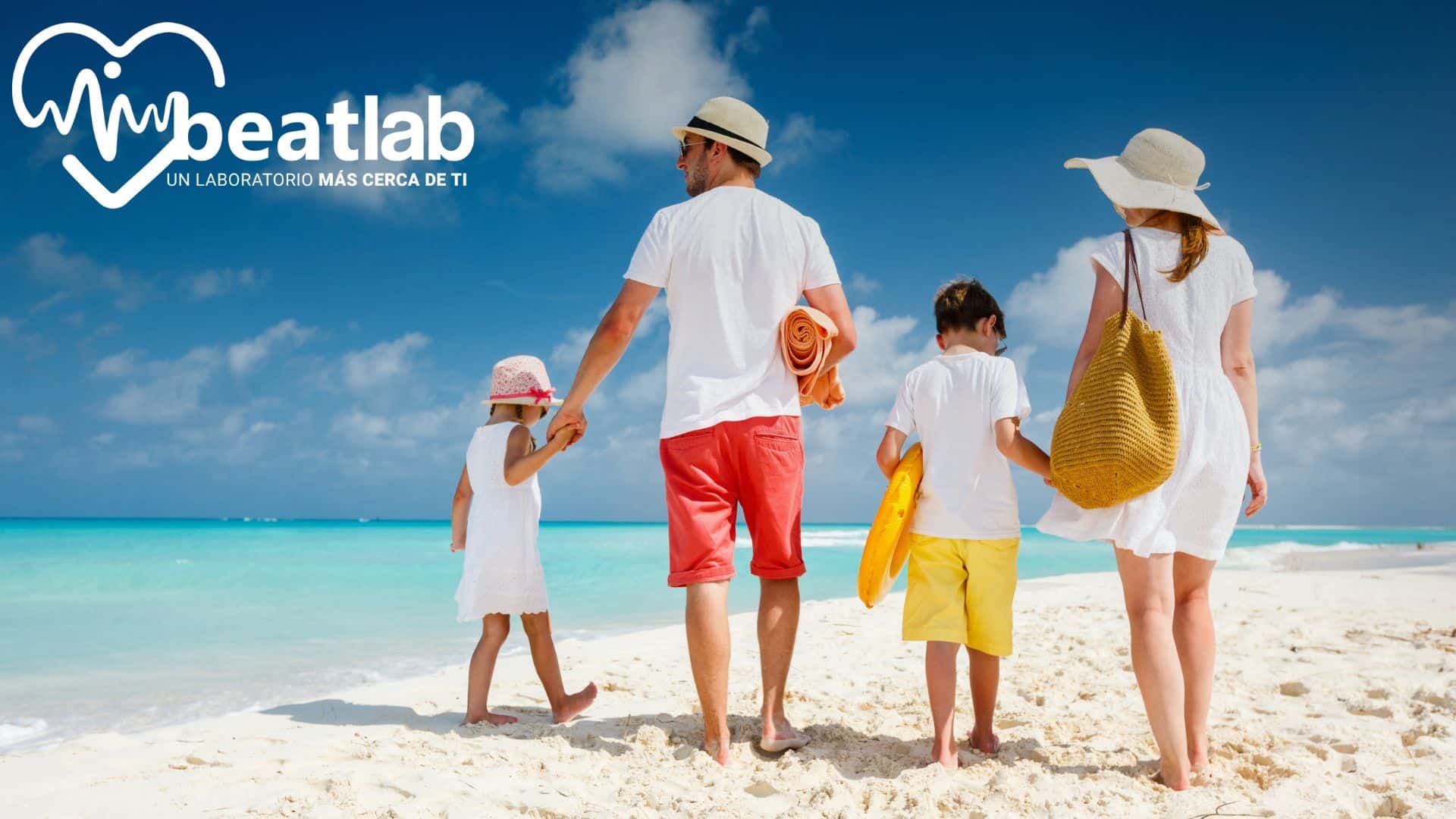 Familia caminando por la playa en verano, imagen sobre el cuidado de la salud en verano promovido por Beatlab.