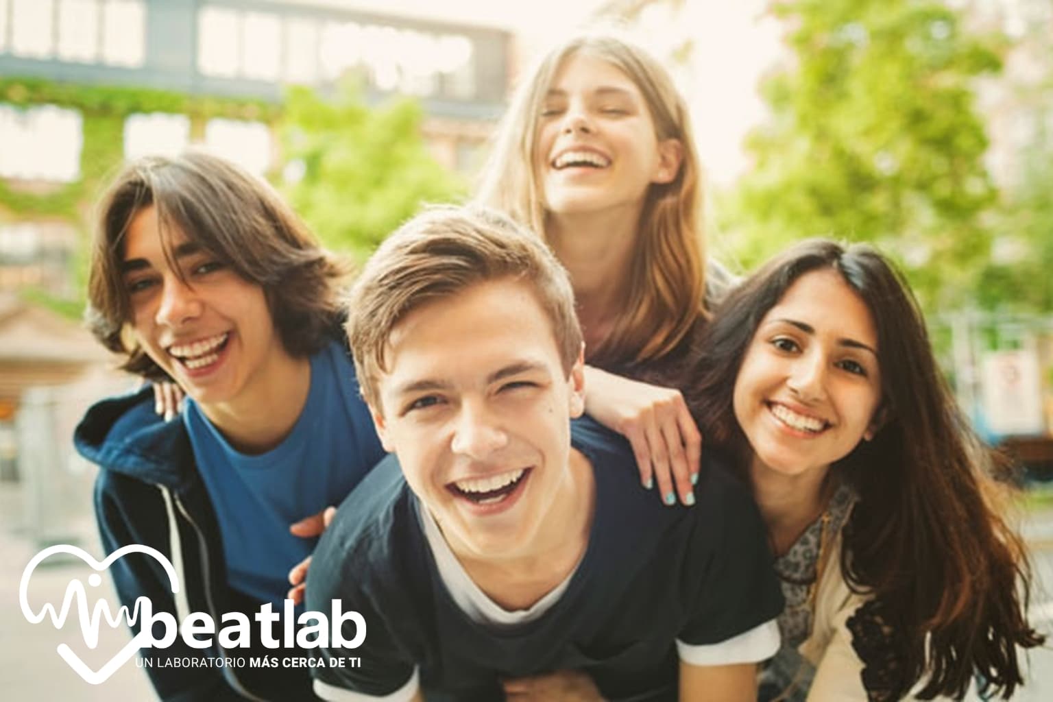 Adolescentes sonriendo en grupo representando el impacto de los cambios hormonales en el estado de ánimo